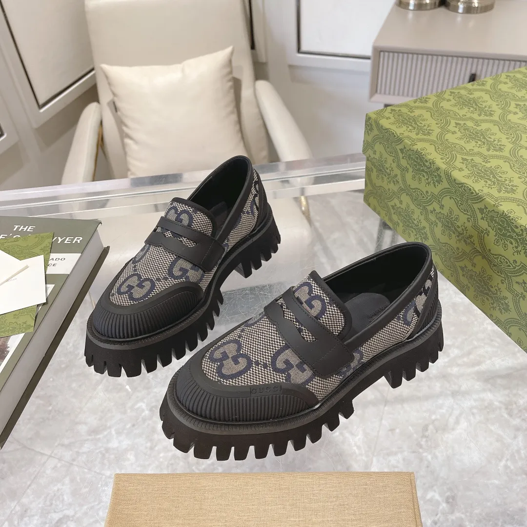 👟👟Ex-factory price 480👟👟 Men's size +10 Gucci's new spring and autumn loafers cleverly use unique design elements to inject fresh vitality into the collection design. Crafted from camel and ebony GG canvas, these stylish unisex loafers feature a new interpretation of the brand's classic monogram pattern for the new season. Camel and ebony GG canvas/imported silk cowhide surface, imported silk cowhide lining Size: Female: 35-42# Male: 39-46#